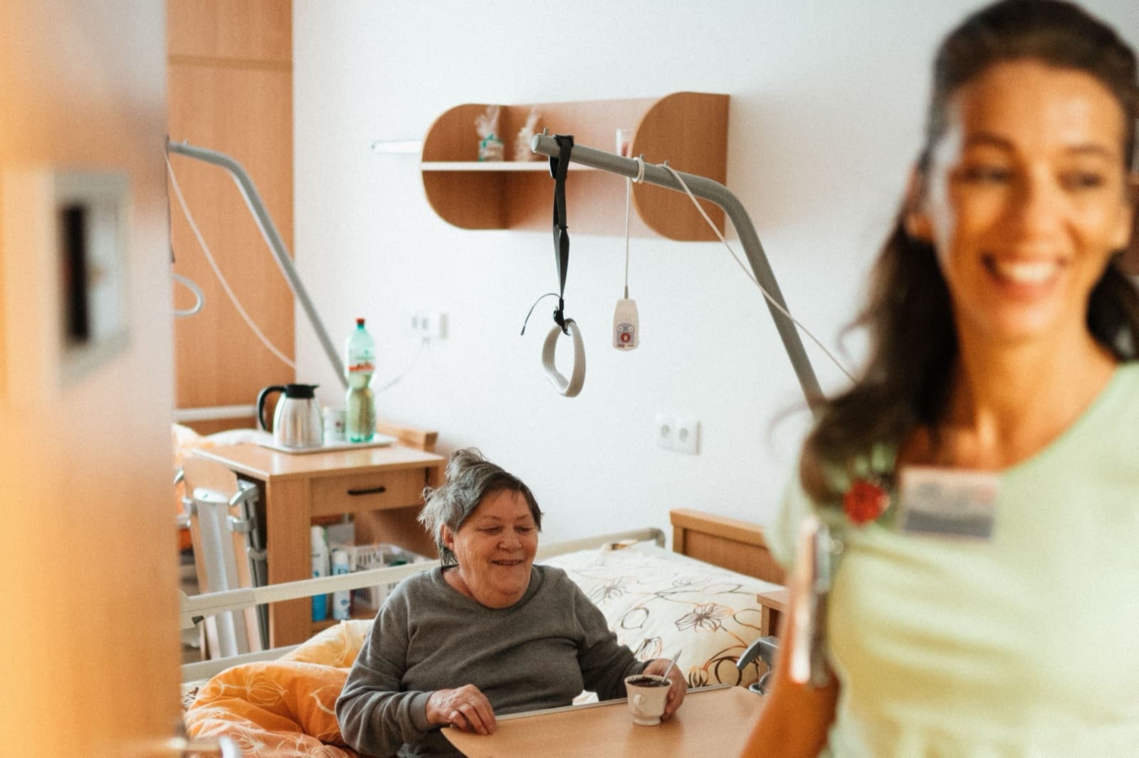 Pflegekraft und Bewohnerin in einem Pflegeheimzimmer (Symbolfoto)