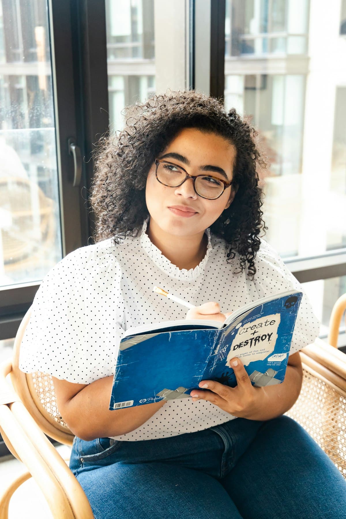 Junge Frau lernt mit einem Buch